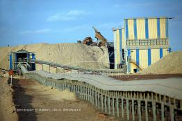 Image du Maroc Professionnelle de  Bande transporteuse des phosphates à Boucraa de L'Office chérifien des phosphates. Le Groupe OCP est une société anonyme fondée en 1920 et domiciliée au Maroc. OCP S.A est le Leader mondial de l'industrie du phosphate, Mardi 8 Février 2005. (Photo / Abdeljalil Bounhar) 